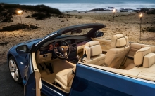 Приоткрытая дверь кабриолета BMW 3 серии на берегу
